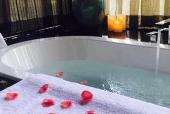 常州水疗池中的失重冥想：当身体学会漂浮